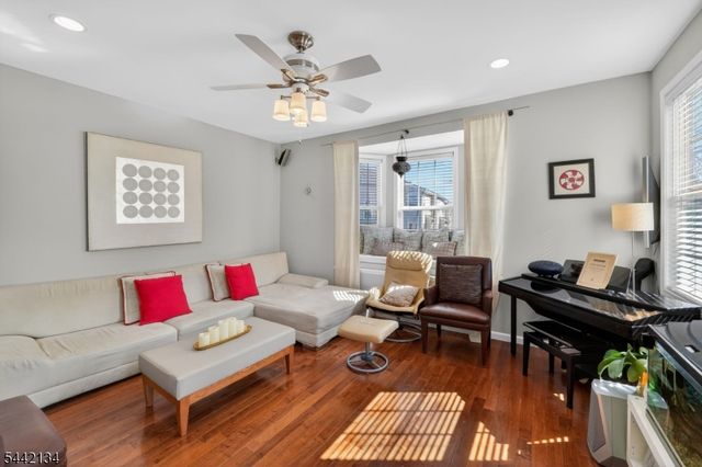 215 Barringer Dr 215, Nutley Twp., NJ 07110