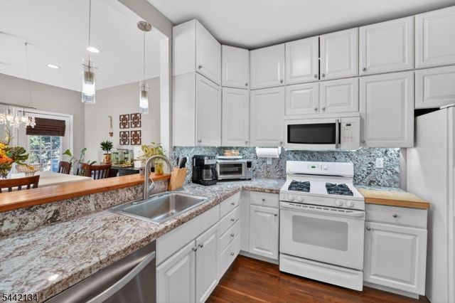 215 Barringer Dr 215, Nutley Twp., NJ 07110
