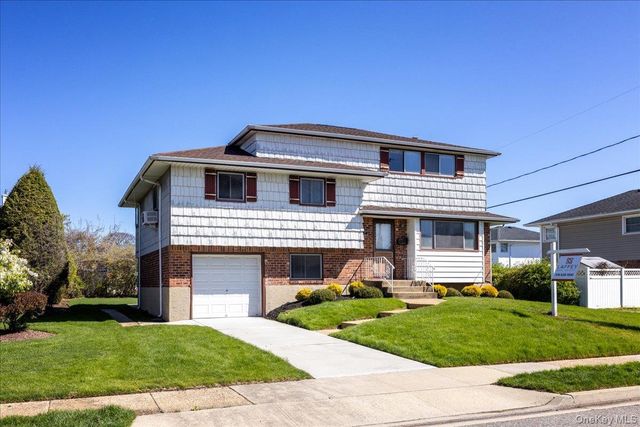24 Roxbury Avenue, Plainview, NY 11803