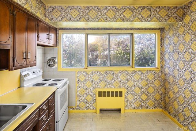 24 Roxbury Avenue, Plainview, NY 11803