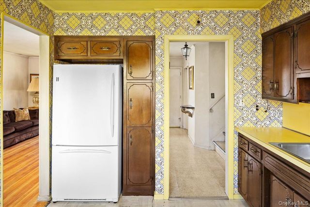 24 Roxbury Avenue, Plainview, NY 11803