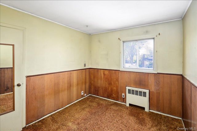 24 Roxbury Avenue, Plainview, NY 11803