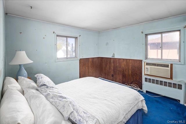 24 Roxbury Avenue, Plainview, NY 11803