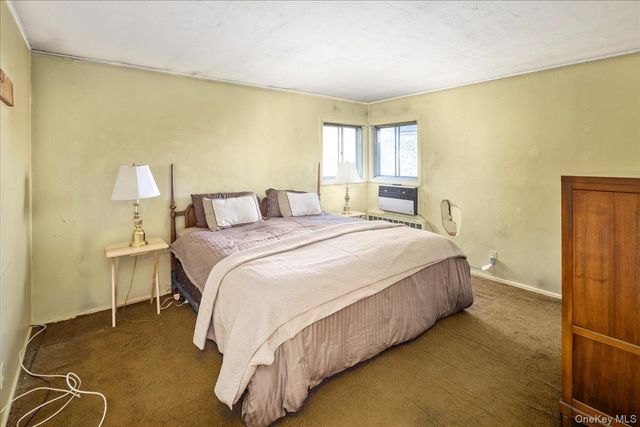 24 Roxbury Avenue, Plainview, NY 11803