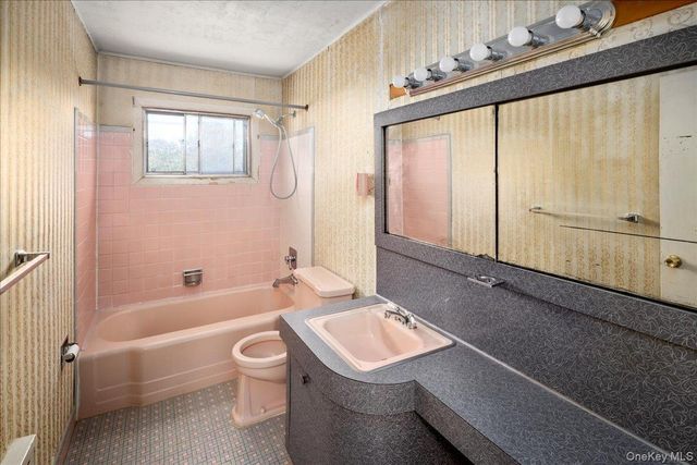 24 Roxbury Avenue, Plainview, NY 11803