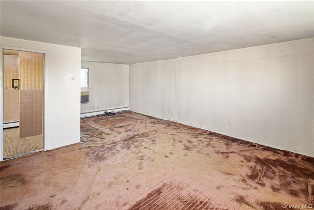 24 Roxbury Avenue, Plainview, NY 11803