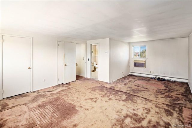 24 Roxbury Avenue, Plainview, NY 11803