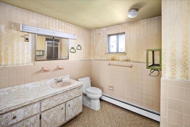 24 Roxbury Avenue, Plainview, NY 11803