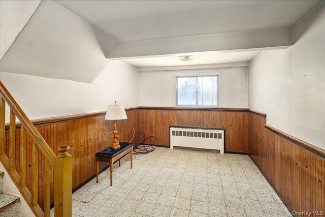 24 Roxbury Avenue, Plainview, NY 11803