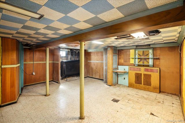 24 Roxbury Avenue, Plainview, NY 11803