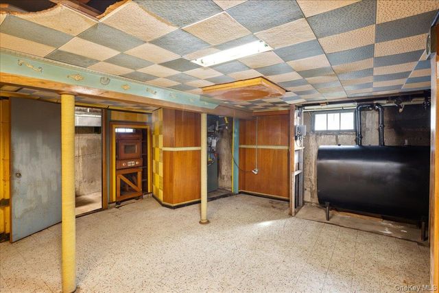 24 Roxbury Avenue, Plainview, NY 11803