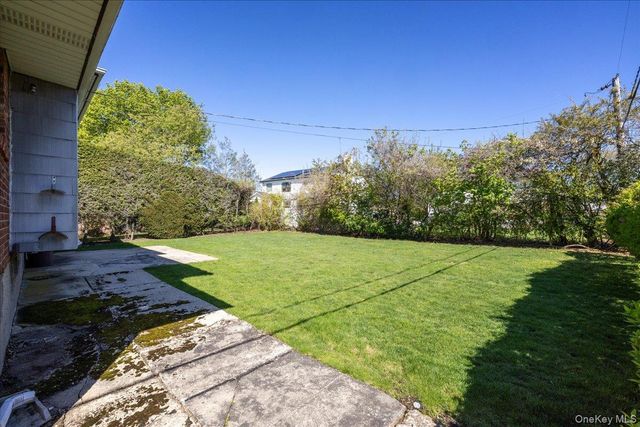 24 Roxbury Avenue, Plainview, NY 11803