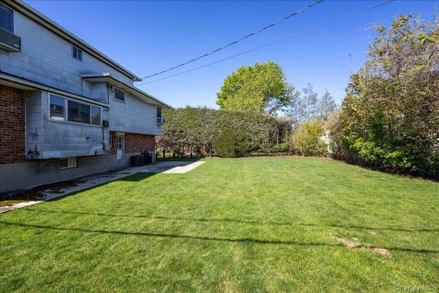 24 Roxbury Avenue, Plainview, NY 11803