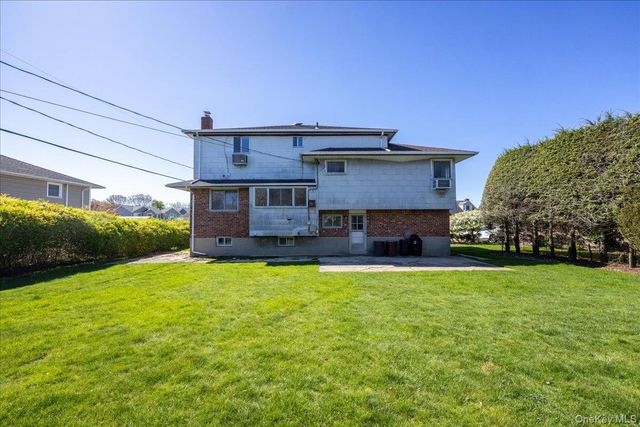 24 Roxbury Avenue, Plainview, NY 11803