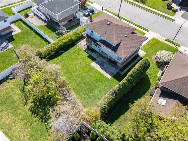 24 Roxbury Avenue, Plainview, NY 11803