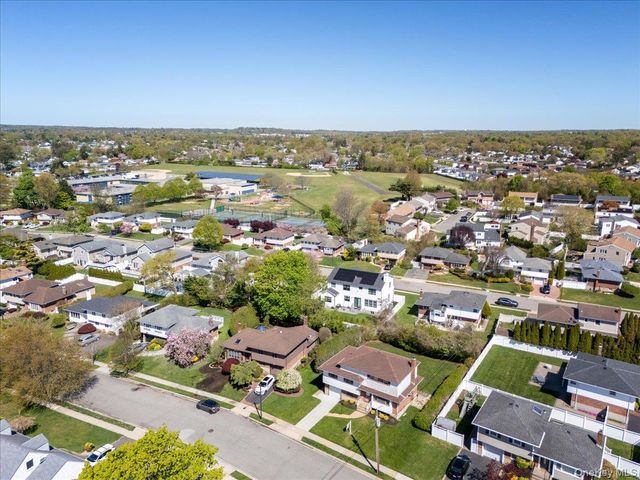 24 Roxbury Avenue, Plainview, NY 11803