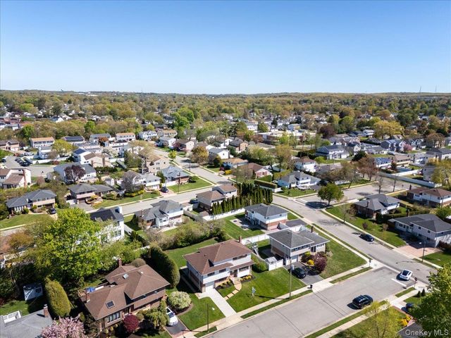 24 Roxbury Avenue, Plainview, NY 11803