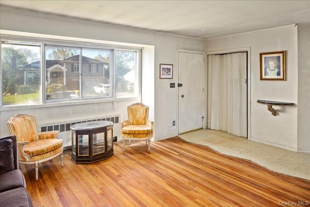 24 Roxbury Avenue, Plainview, NY 11803