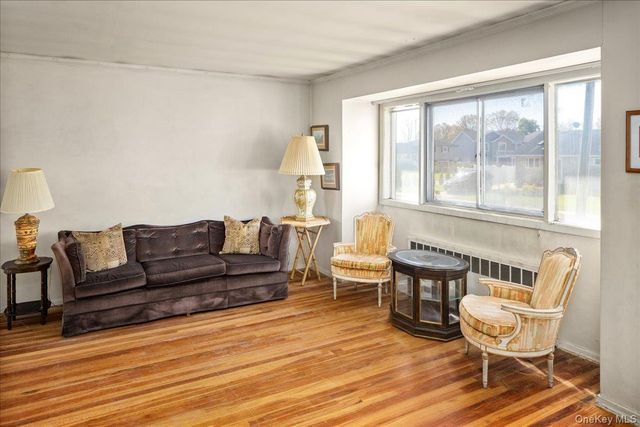 24 Roxbury Avenue, Plainview, NY 11803