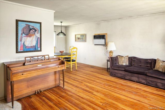 24 Roxbury Avenue, Plainview, NY 11803