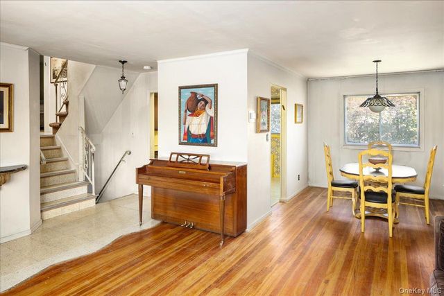 24 Roxbury Avenue, Plainview, NY 11803