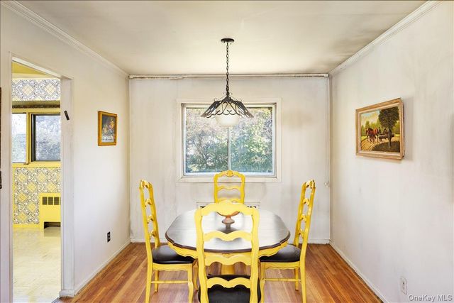 24 Roxbury Avenue, Plainview, NY 11803