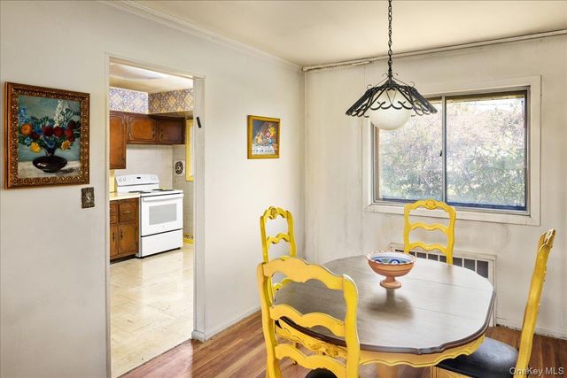 24 Roxbury Avenue, Plainview, NY 11803