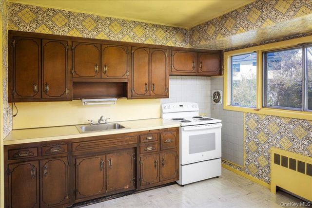 24 Roxbury Avenue, Plainview, NY 11803