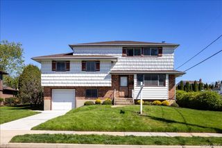 24 Roxbury Avenue, Plainview, NY 11803