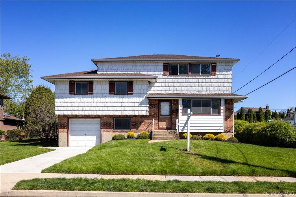 24 Roxbury Avenue, Plainview, NY 11803