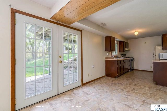 1925 Howard Drive, North Mankato, MN 56003