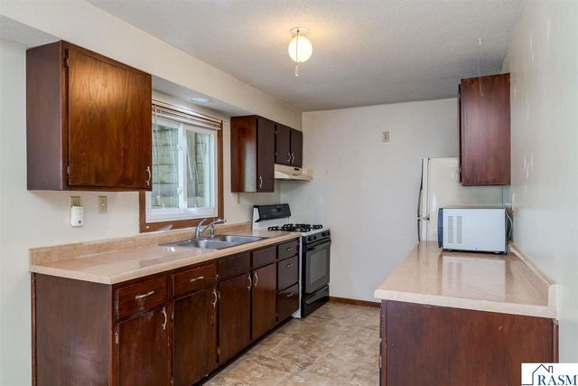 1925 Howard Drive, North Mankato, MN 56003