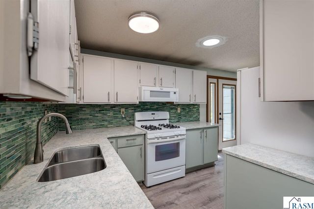 1925 Howard Drive, North Mankato, MN 56003