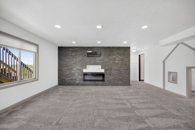 570 NE Badger Lane, Waukee, IA 50263
