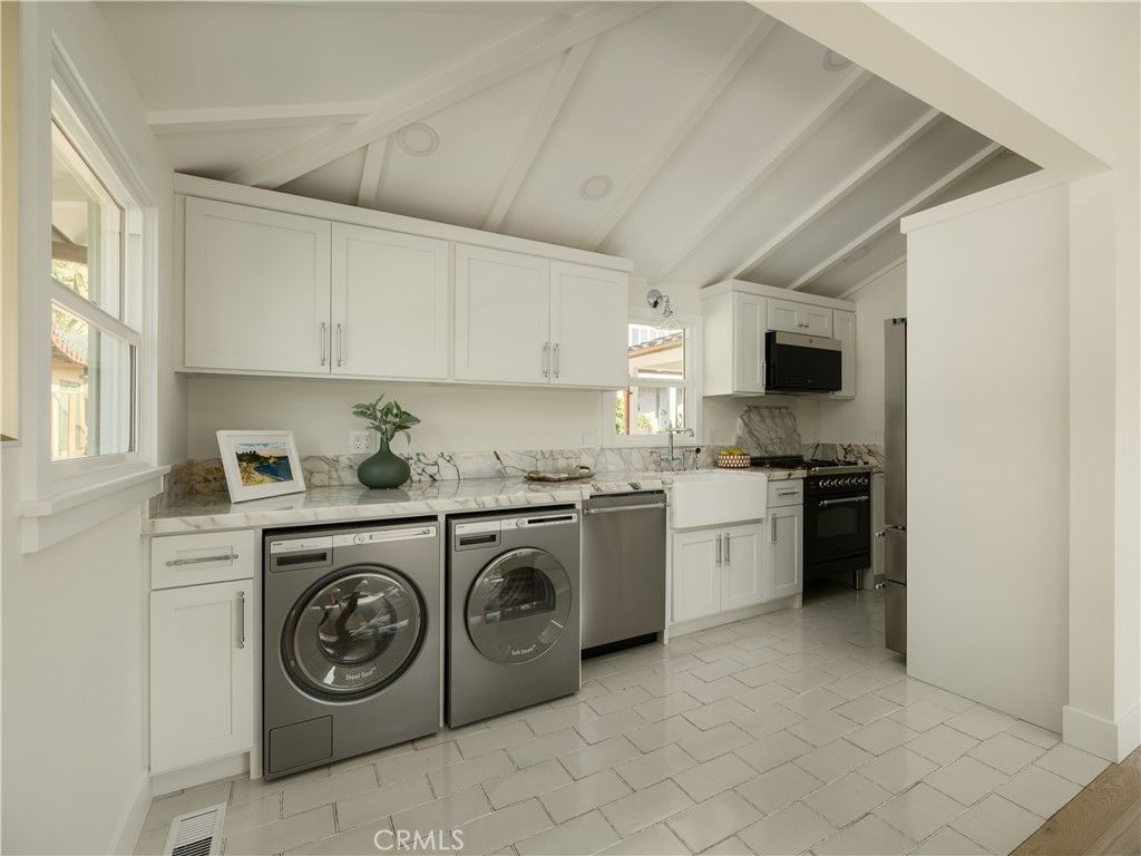 Image 6 of property listing at 2715 Cove, Corona Del Mar, CA 92625