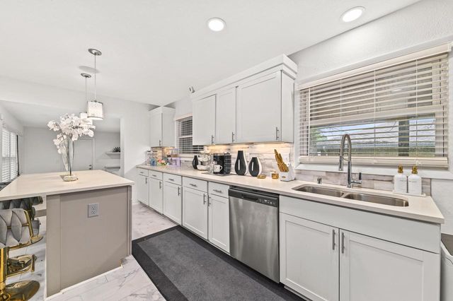 9504 W Hope AVENUE, Wauwatosa, WI 53222