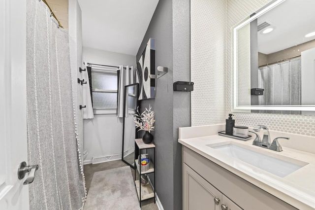 9504 W Hope AVENUE, Wauwatosa, WI 53222
