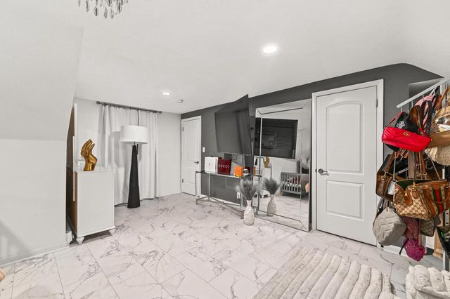 9504 W Hope AVENUE, Wauwatosa, WI 53222