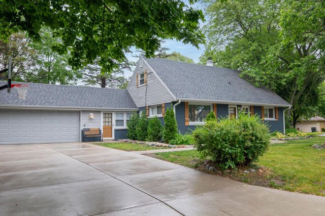 9504 W Hope AVENUE, Wauwatosa, WI 53222