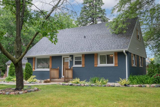 9504 W Hope AVENUE, Wauwatosa, WI 53222