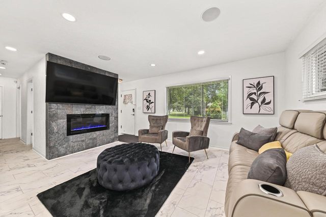 9504 W Hope AVENUE, Wauwatosa, WI 53222