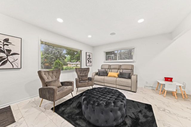 9504 W Hope AVENUE, Wauwatosa, WI 53222