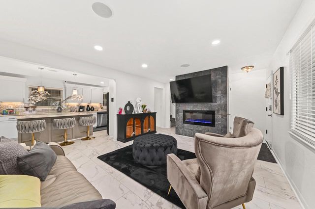 9504 W Hope AVENUE, Wauwatosa, WI 53222