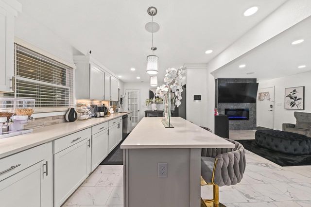 9504 W Hope AVENUE, Wauwatosa, WI 53222