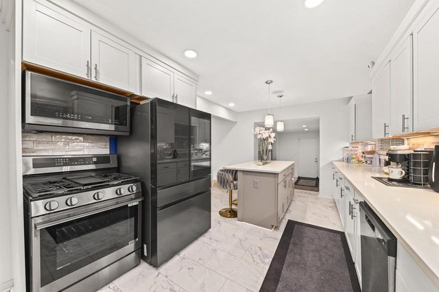 9504 W Hope AVENUE, Wauwatosa, WI 53222
