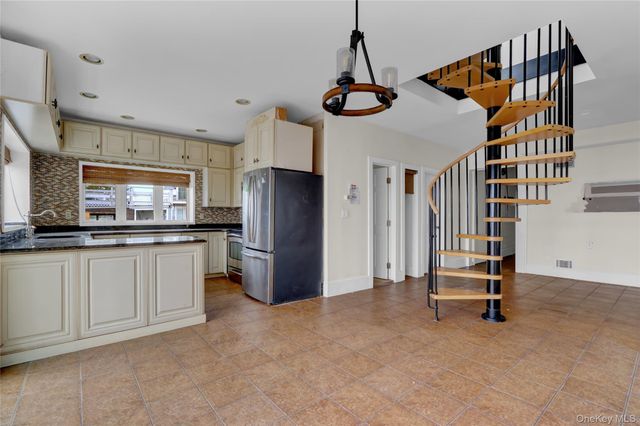 894 Bay 9th Street, West Islip, NY 11795