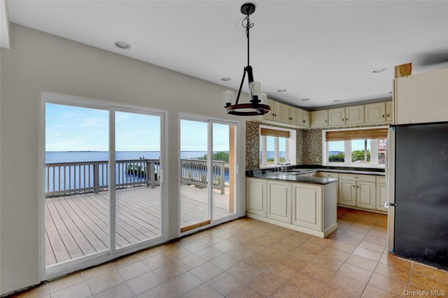 894 Bay 9th Street, West Islip, NY 11795