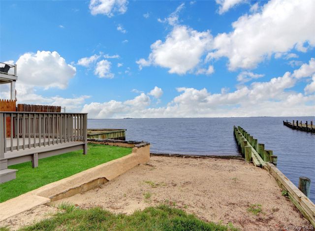 894 Bay 9th Street, West Islip, NY 11795