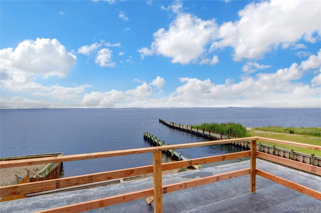 894 Bay 9th Street, West Islip, NY 11795