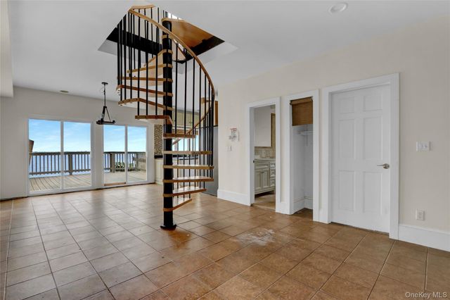 894 Bay 9th Street, West Islip, NY 11795